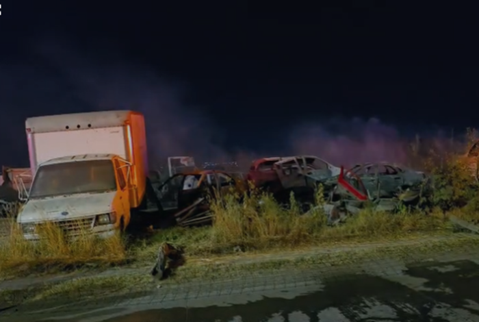 Arde corralón y prende varios vehículos al norte de Morelia