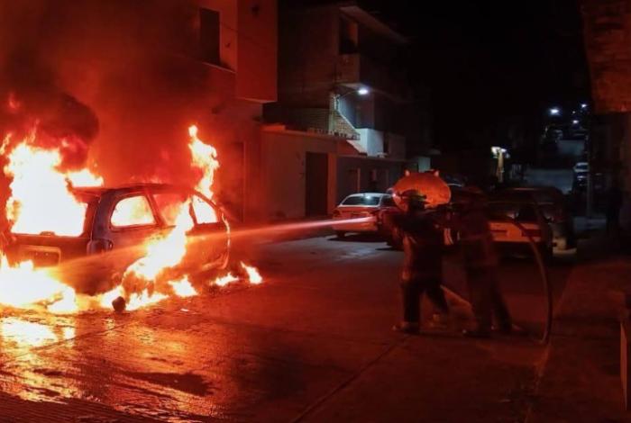 Arde en llamas camioneta estacionada, en La Piedad