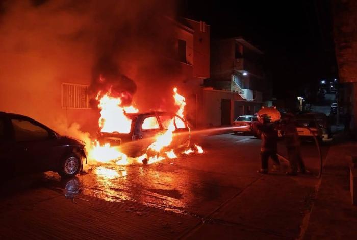 Arde en llamas camioneta estacionada, en La Piedad