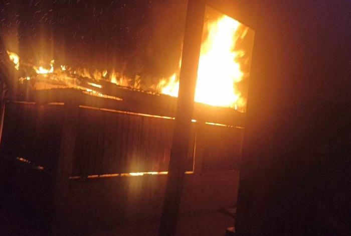 Arde local de frutas y verduras en un mercado de Zitácuaro