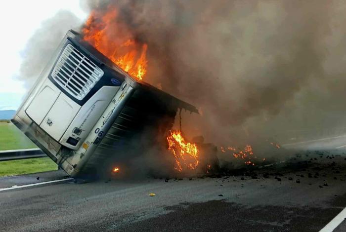 Arde remolque de tractocamión en la carretera Morelia-Salamanca