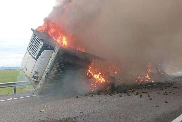 Arde remolque de un tractocamión en la Morelia-Salamanca