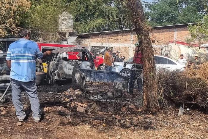 Arde taller de hojalatería en Huetamo; solo reportan daños materiales