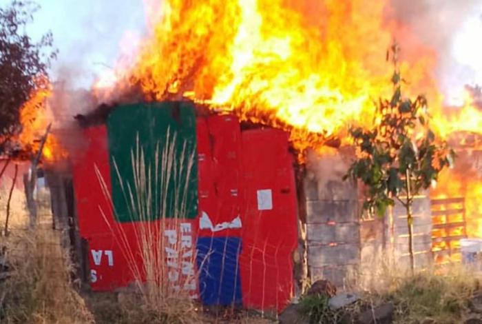 Arde una humilde vivienda en la colonia San Isidro Itzícuaro, en Morelia
