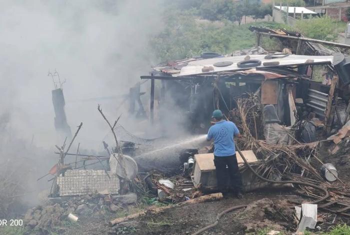 Arde vivienda de madera y lámina en Apatzingán