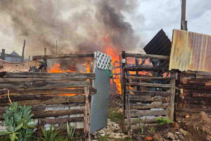 Arden 3 casas de madera en la colonia irregular El Polvorín, Morelia