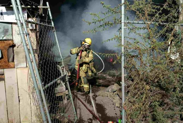 Arden varias casas en la colonia irregular El Polvorín, al poniente de Morelia