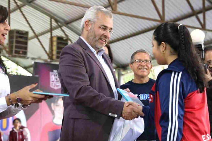  Arranca Bedolla entrega de tenis a estudiantes de secundaria