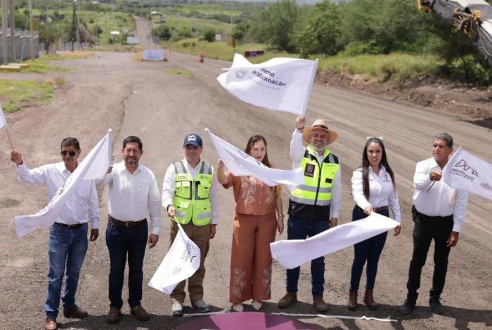  Arranca Bedolla rehabilitación carretera federal Apatzingán-Buenavista-Tepalcatepec