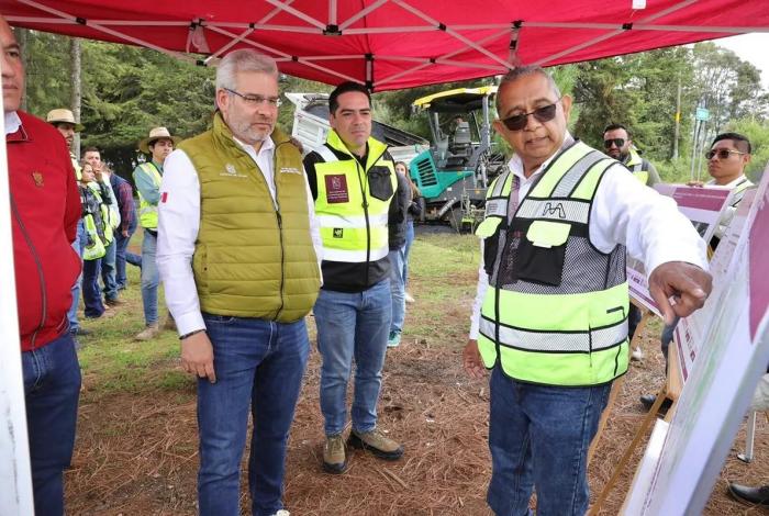 Arranca Bedolla rehabilitación del camino Villa Madero-Tacámbaro