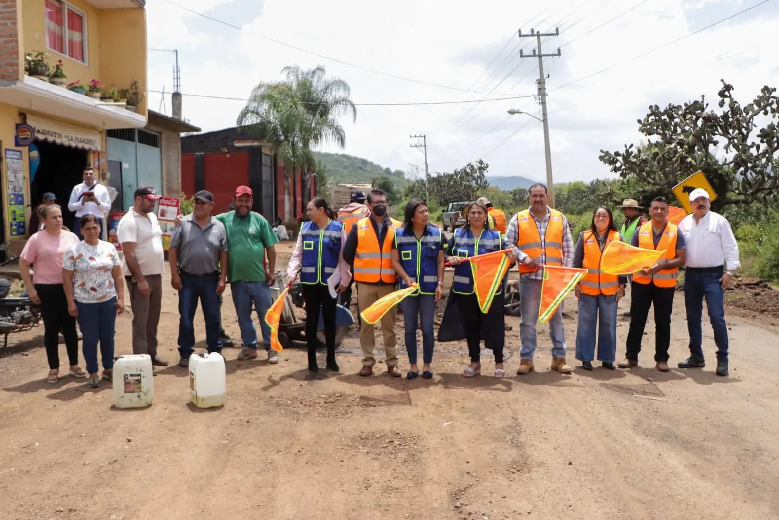 Arranca Gobierno de Quiroga trabajos de bacheo y rehabilitación de la carretera a Tzirandangatzio