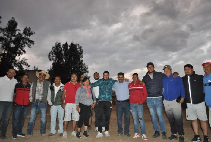 Arranca instalación de nuevas graderías en la cancha de Las Palmas para fortalecer el deporte en Charo