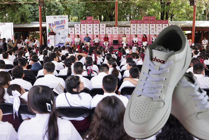 Arranca la tercera dotación de tenis a estudiantes de secundarias de Michoacán