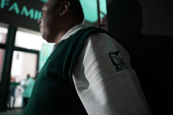 Arranca negociación en IMSS con pugna sindical; trabajadores alistan nueva marcha