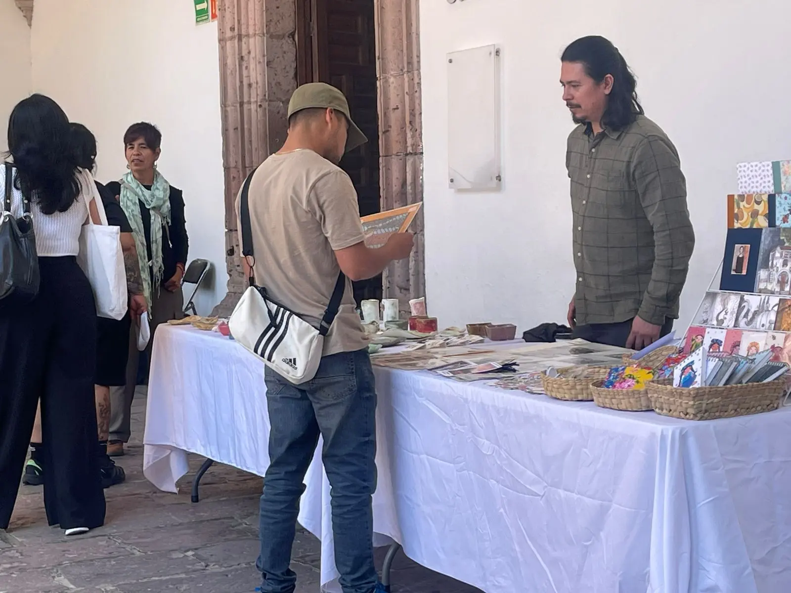 Arte y creatividad se vivió en el bazar “¡Vive el amor en Clavijero!”