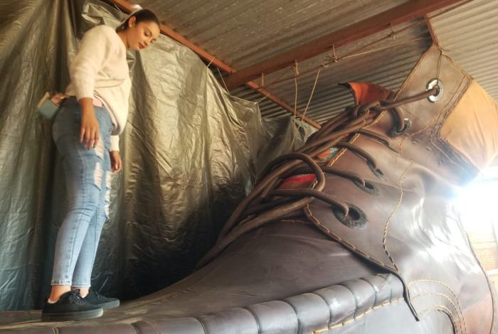 Artesanos de Purépero buscan que su zapato gigante alcance un Guinness