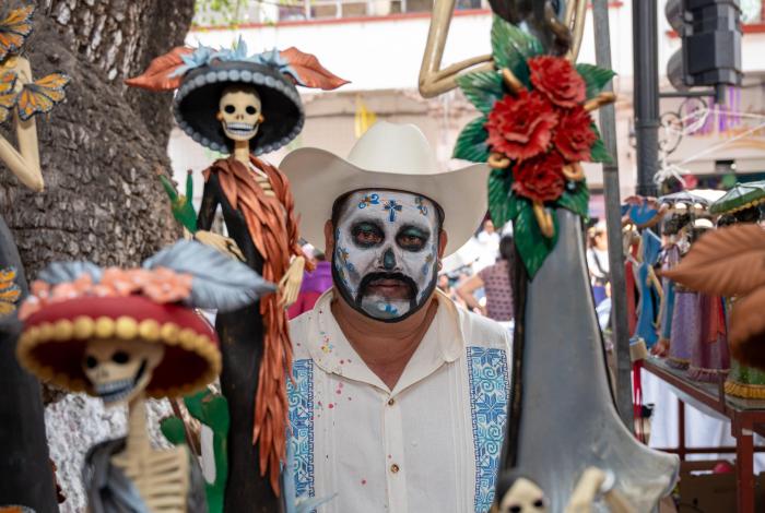 Artesanos llegan a Uruapan a la conquista de paseantes y turistas