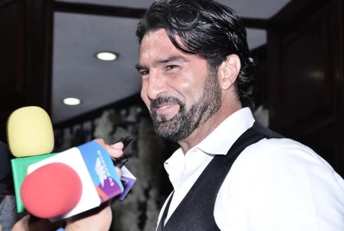 Arturo Carmona responde a comparaciones con Cruz Martínez