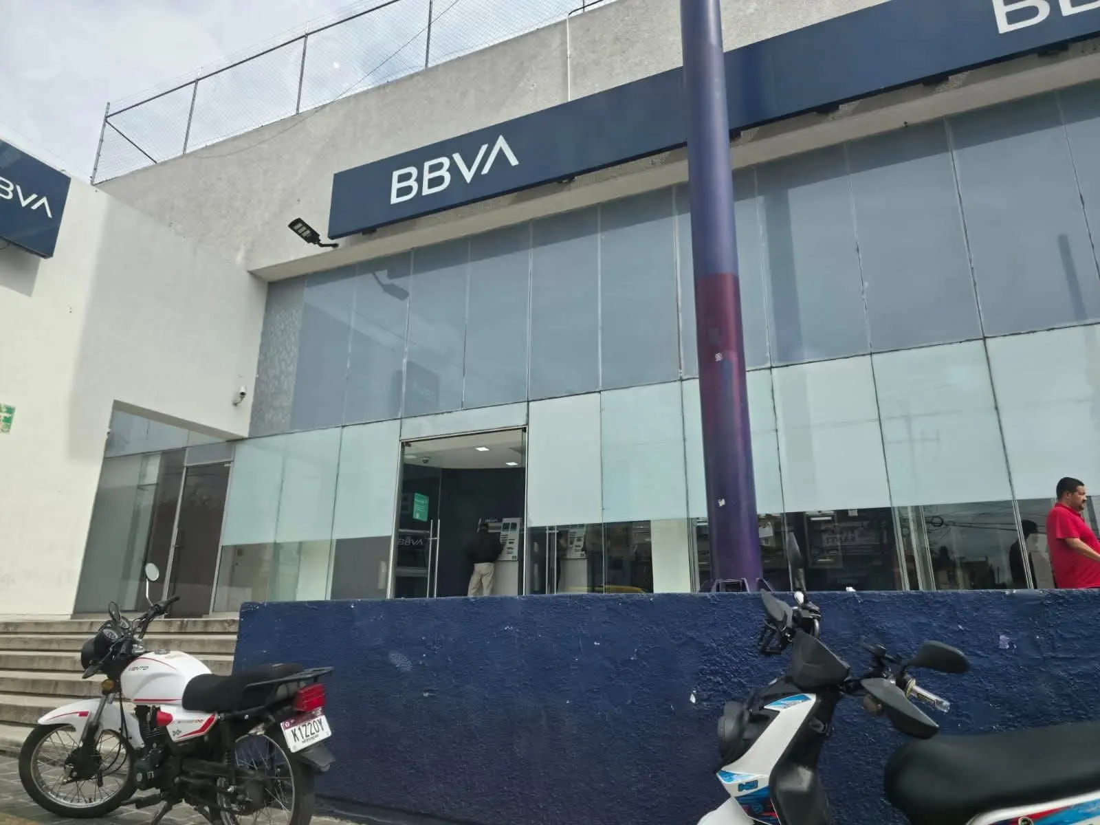 Asaltan a mujer dentro de banco en Morelia; le roban 300 mil pesos