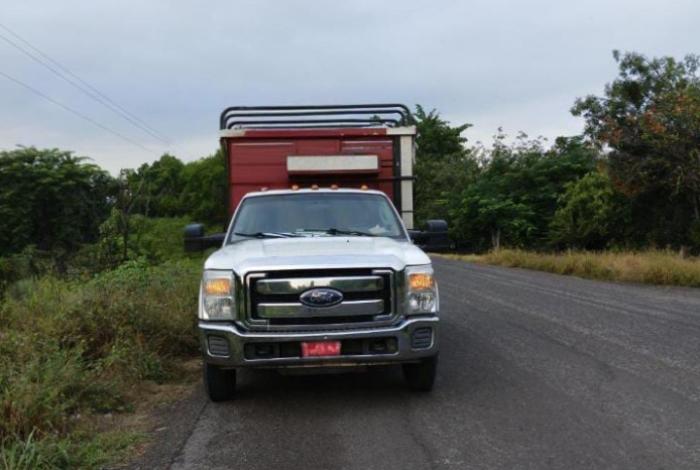 Asaltan camioneta repartidora y roban mercancía en carretera Uruapan-Parácuaro