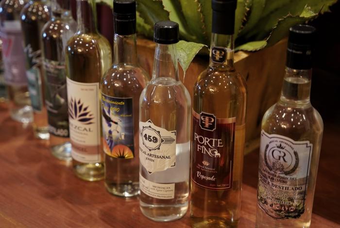 Asegura Bedolla, se atienden problemáticas de mezcaleros