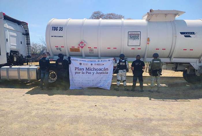 Asegura la Fiscalía estatal un tractocamión con reporte de robo en Huetamo