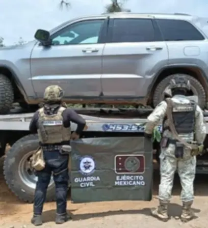 Asegura SSP 4 armas largas y 3 vehículos en Apatzingán