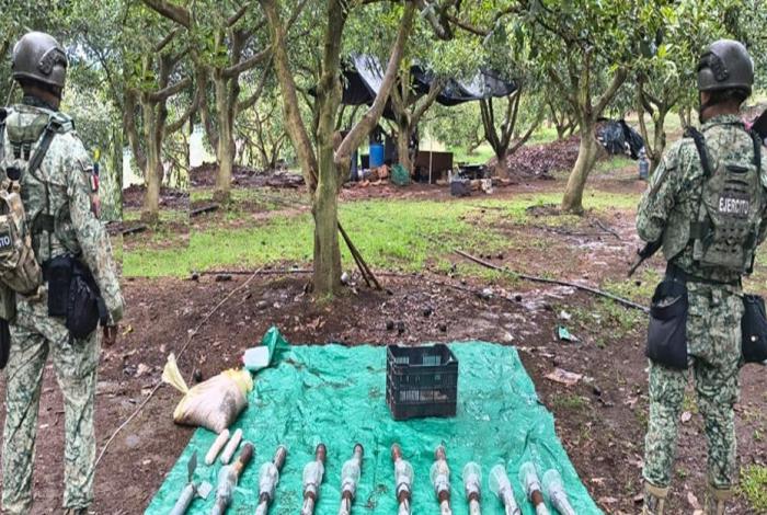 Aseguran 36 expl0sivos y destruyen narc0campamento en Cotija