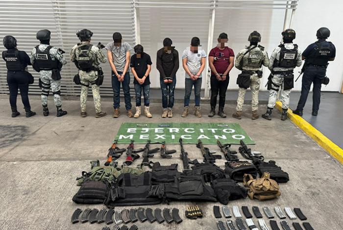 Aseguran a cinco hombres, un barret y fusiles en Zinapécuaro