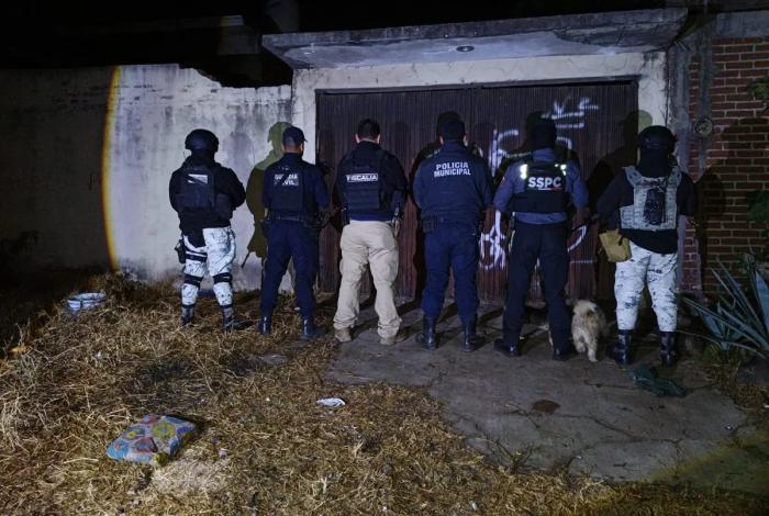 Aseguran abarrotes robados con violencia tras cateo en colonia de Uruapan