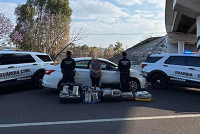 Aseguran agentes de la SSP cinco maletas con 65 kilos de mariguana en la Autopista de Occidente