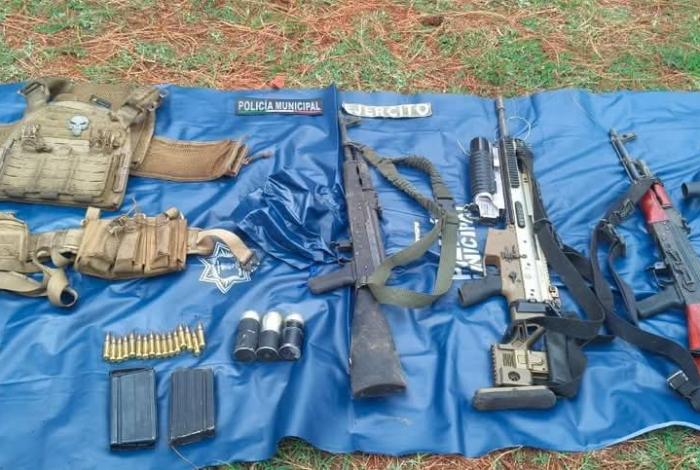 Aseguran armamento de alto poder y vehículos robados tras operativo, en Uruapan