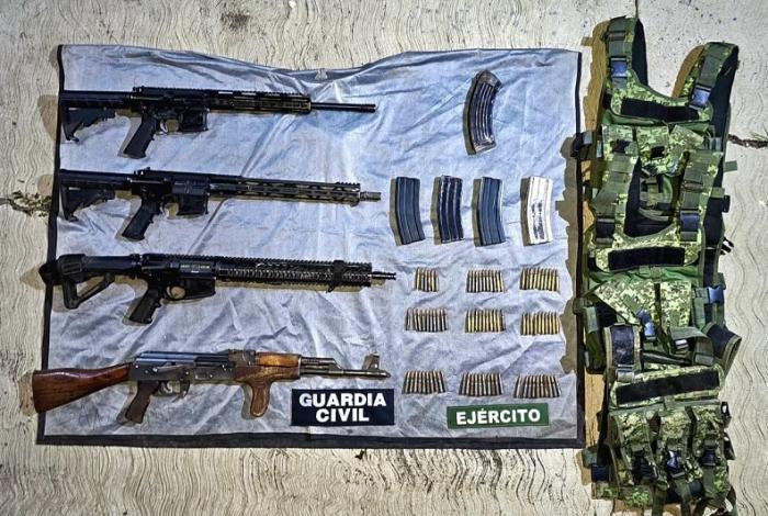 Aseguran armas y vehículos en operativo en Apatzingán