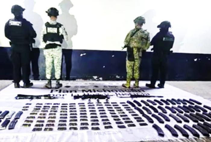 Aseguran arsenal con explosivos y equipo táctico en Apatzingán