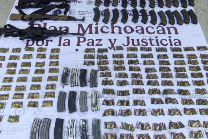 Aseguran arsenal, vehículos robados y equipo táctico en Apatzingán