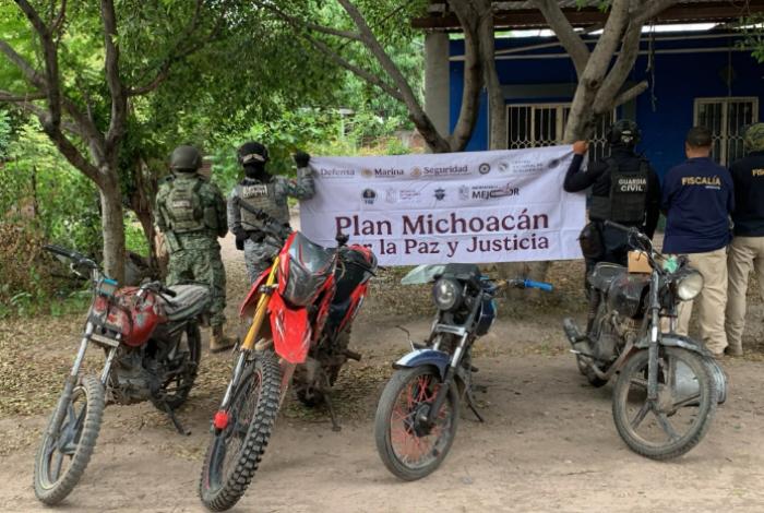Aseguran cámaras parásitas, equipo táctico, piezas de arma de fuego y motocicletas en Buenavista y Apatzingán