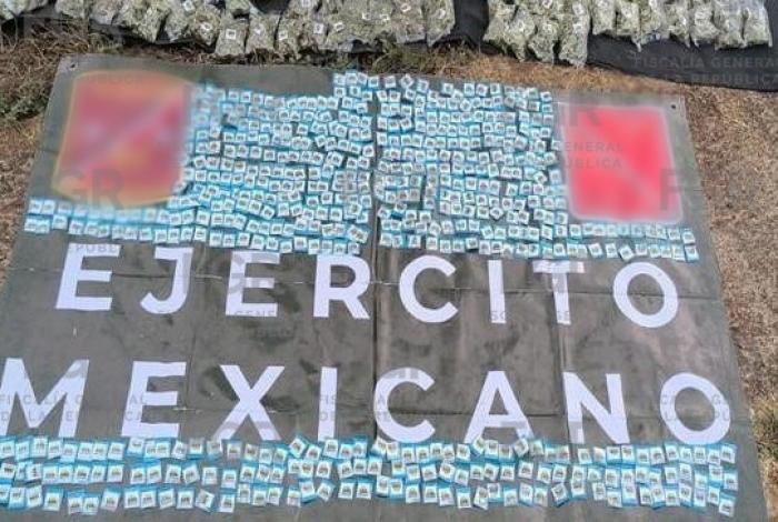 Aseguran camioneta con droga y armas afuera de la alcaldía de Tacámbaro