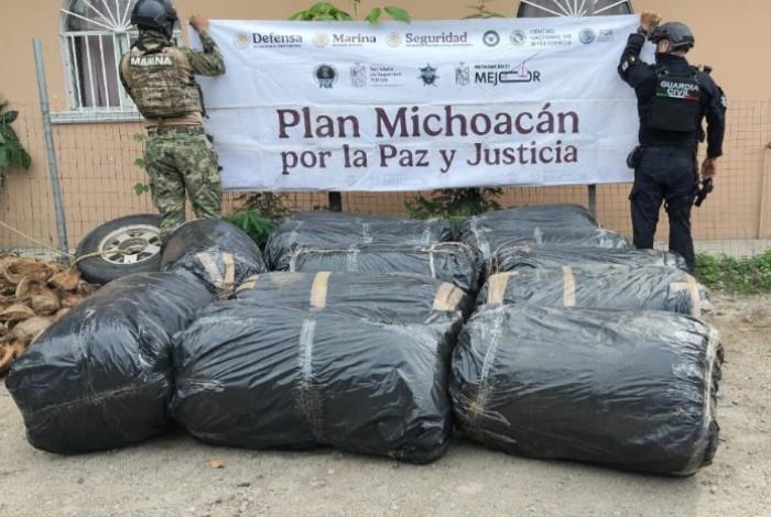 Aseguran camioneta con media tonelada de marihuana en Lázaro Cárdenas