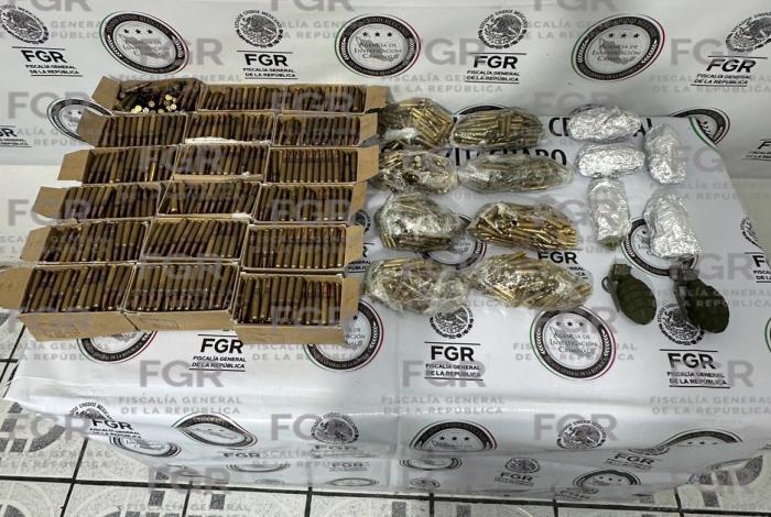 Aseguran gran4das y cartuchos en autobús de pasajeros en la autopista de Occidente