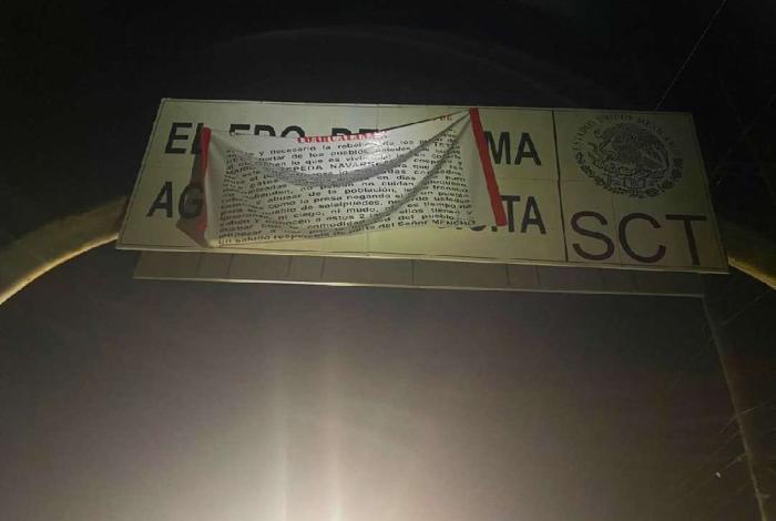 Aseguran narcomantas en el Puente Coahuayana