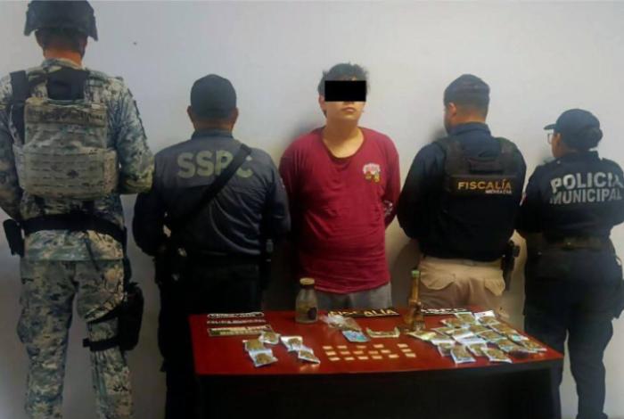 Aseguran narcotienda en pleno Centro de Uruapan; hay un detenido