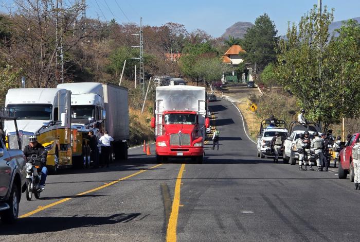 Aseguran tráiler baleado y abandonado en el Libramiento Sur de Zamora