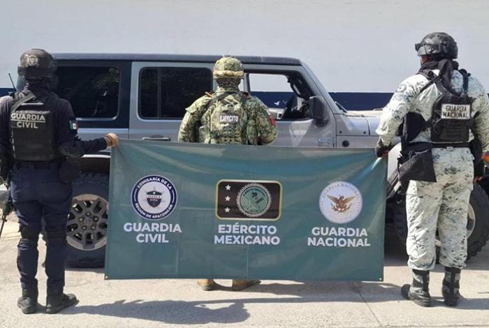 Aseguran vehículo con armas y equipo táctico en Parácuaro