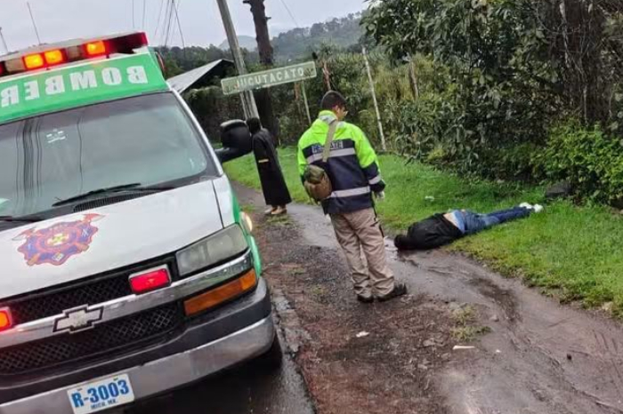 Asesinan a balazos a motociclista en la colonia Francisco J. Múgica de Zamora; los agresores lograron darse a la fuga