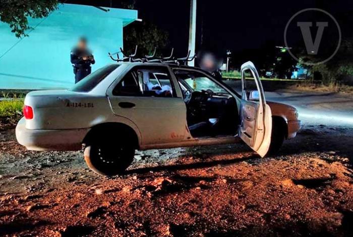 Asesinan a taxista y hieren a pasajera en ataque armado en Apatzingán