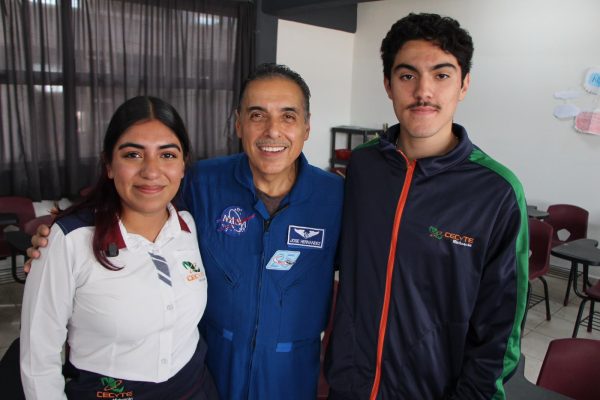 Astronauta mexicano distingue a estudiantes del Cecytem
