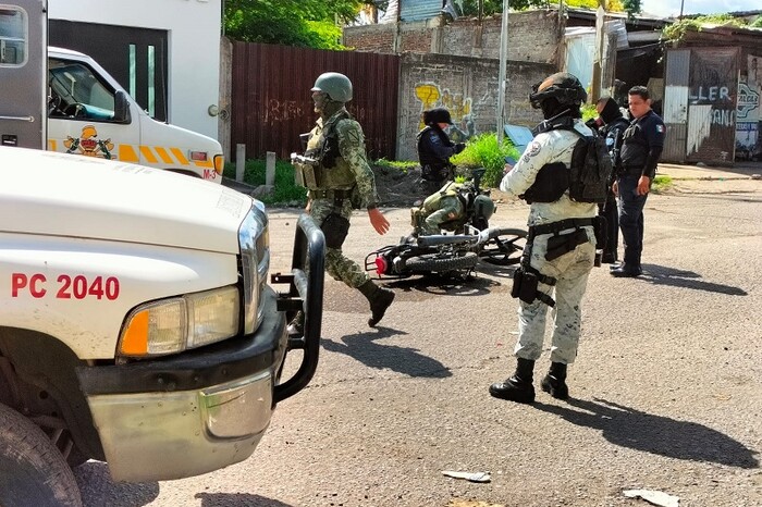 Atacan a balazos a motociclista en la colonia Lázaro Cárdenas, Apatzingán
