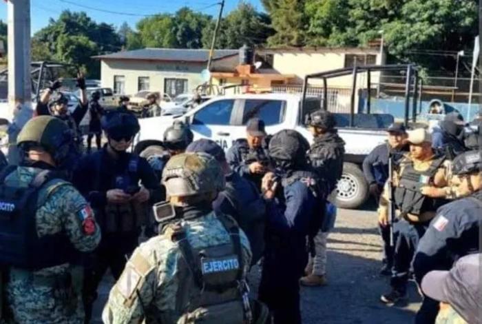 Atacan presidencia municipal de Tingüindín, un policía y un civil pierden la vida