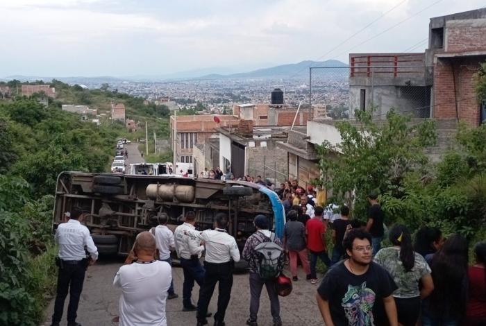 Atiende CRUM a lesionados tras volcadura de camión de pasajeros en Morelia