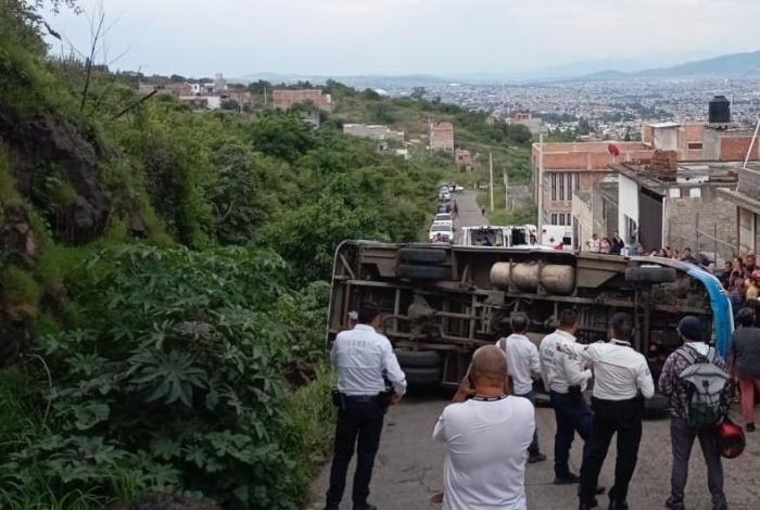 Atiende CRUM a lesionados tras volcadura de camión de pasajeros en Morelia